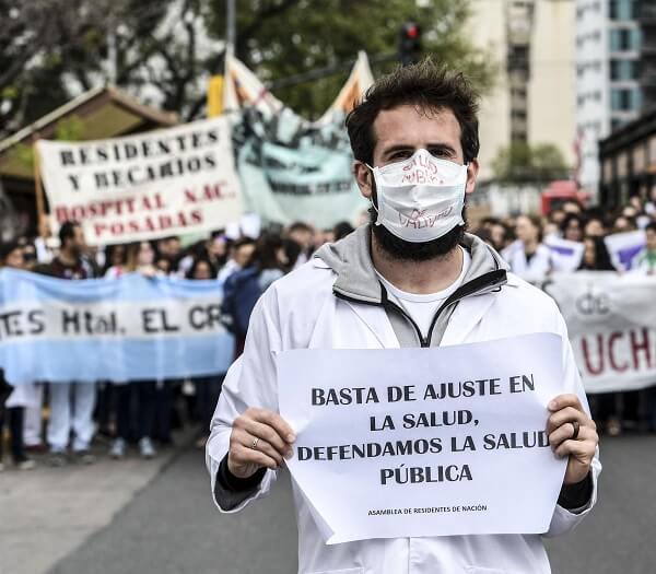 Los médicos argentinos sufren el constante ajuste a la salud: sus sueldos son los más bajos en la región